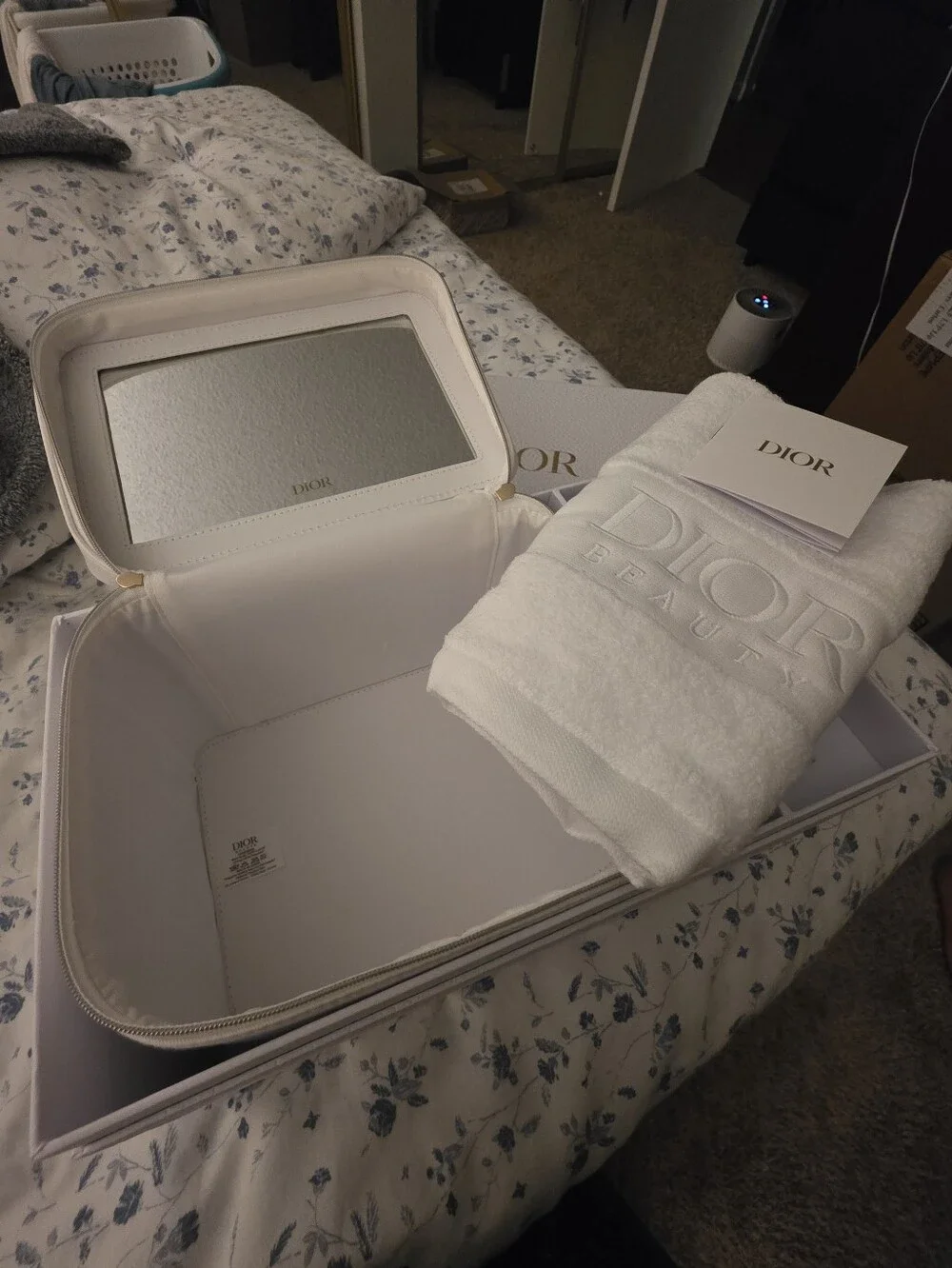 Dior Beauty White Vanity Bag Makeup Case With Mirror VIP PLATINUM GWP Dior Towel